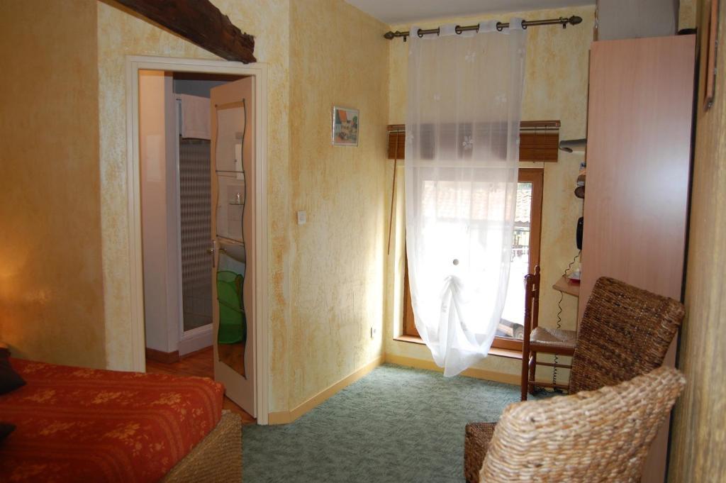 Auberge Du Bord Des Eaux - Demi-Pension Assuree Sur Reservation سانت أماند ليه أوكس الغرفة الصورة