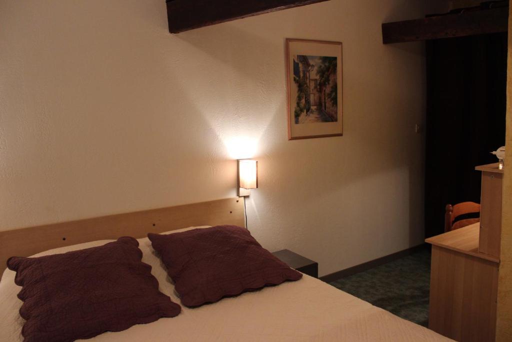 Auberge Du Bord Des Eaux - Demi-Pension Assuree Sur Reservation سانت أماند ليه أوكس الغرفة الصورة